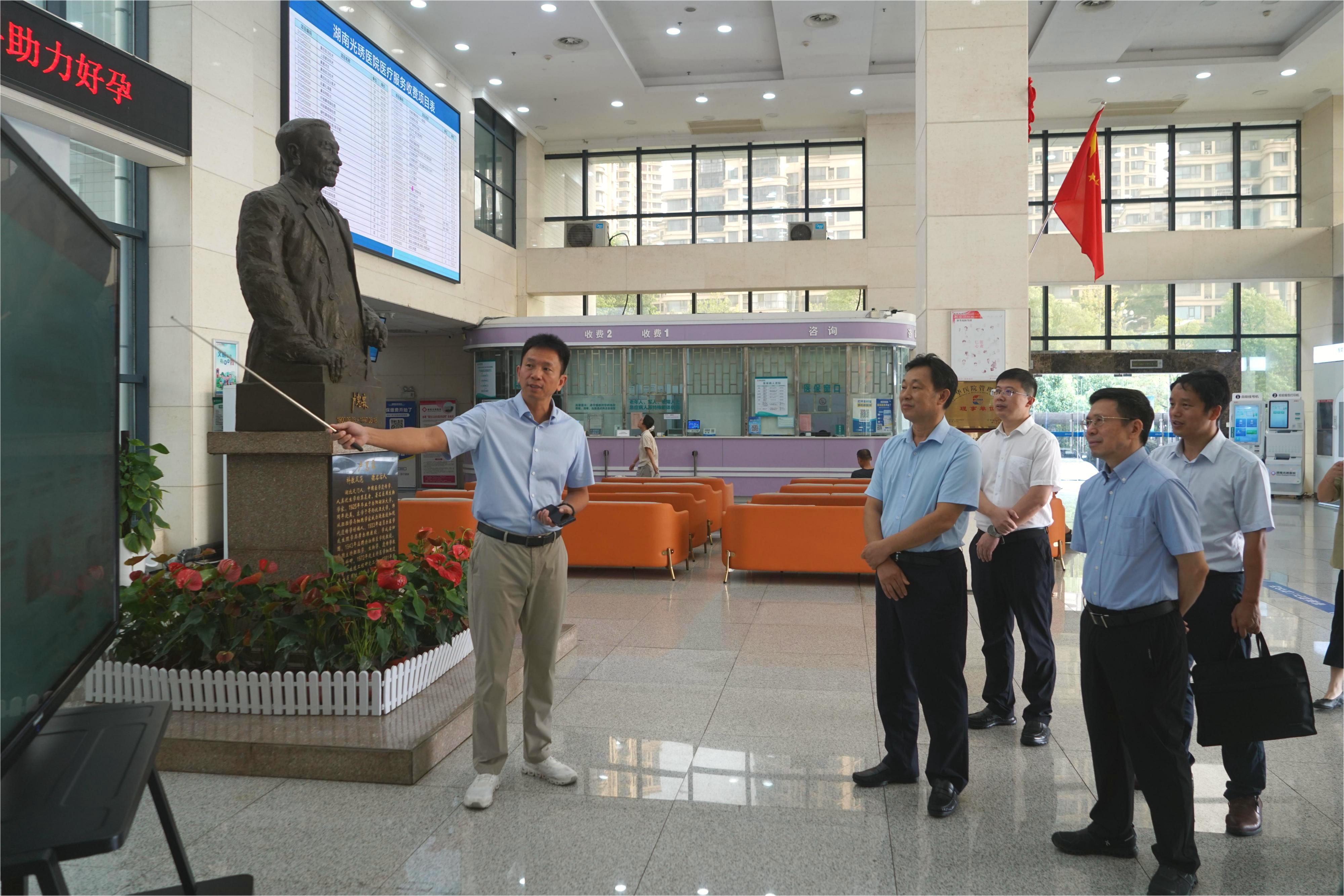 湖南省科协党组书记李挚调研人类干细胞国家工程研究中心